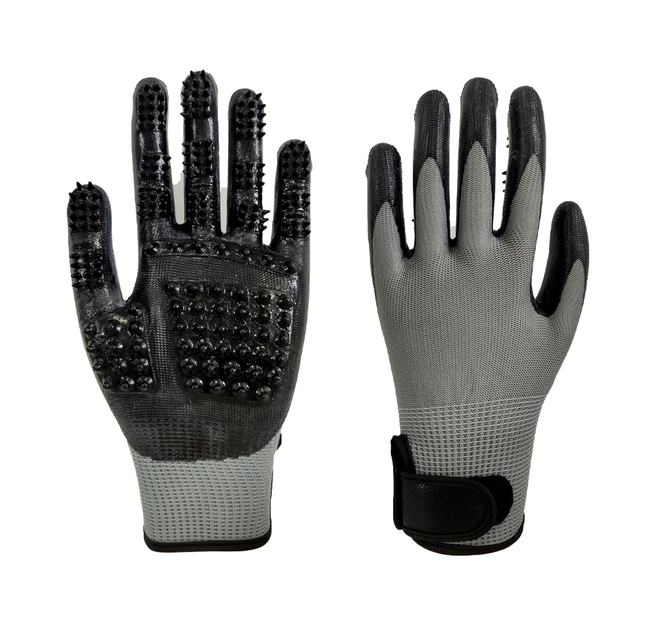 Pet grooming gloves